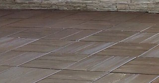 Бетонная брусчатка двора в Слободской в октябре