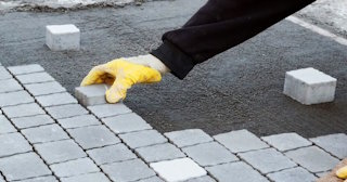 Монтаж тротуарной плитки на даче в Слободской в октябре