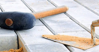 Профессиональная укладка тротуарной брусчатки в Слободской в октябре