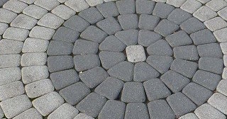 Профессиональная укладка клинкерной брусчатки в Слободской в октябре