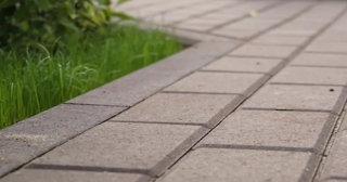 Профессиональная укладка тротуарных дорожек в Слободской в октябре